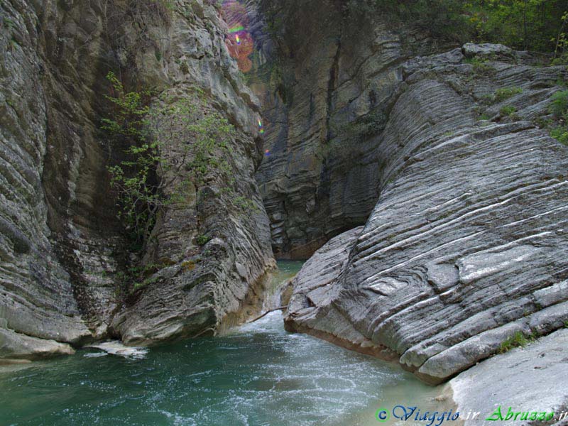 24-P5076626+.jpg - 24-P5076626+.jpg - La Riserva Naturale delle "Gole del Salinello", in territorio di Civitella del Tronto. Il canyon nel quale scorre il fiume è tra i più selvaggi e spettacolari d'Abruzzo.